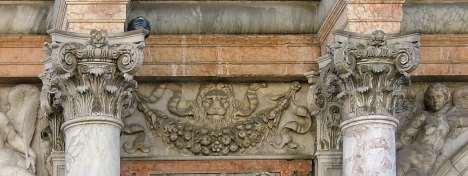 Također se izdvaja i zaglavni kamen s glavom, Sansovinov motiv koji u opusu Santa Croceovih prvi put vidimo na Francescovu retablu, jednako kao što se prvi put u opusu Santa Croceovih uopće javljaju