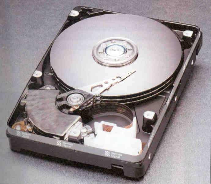 Il disco rigido Il disco rigido (hard disk) è costituito da una serie di dischi impilati che ruotano a velocità molto elevate Su ogni faccia vi è una testina magnetica che legge e scrive i dati