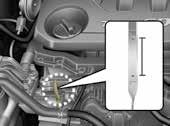 Olio motore / Fluido lavacristalli Controllo del livello dell'olio motore [8] Estrarre l astina, pulirla e reinserirla completamente.