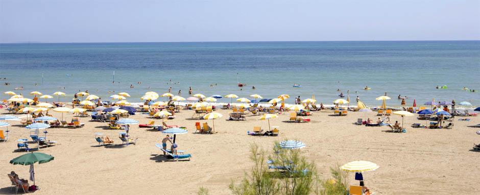 30 vi aspettiamo presso la Spiaggia Ovest, per divertirci assieme a voi con tornei di beach soccer, beach volley,