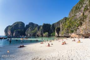 Phi Phi per la serata e notte SETTIMO GIORNO - Sveglia e colazione a Phi Phi island a 100 metri dal mare e con il motoscafo del giorno prima visiterete la famosa Maya Beach, le lagune e le spiagge