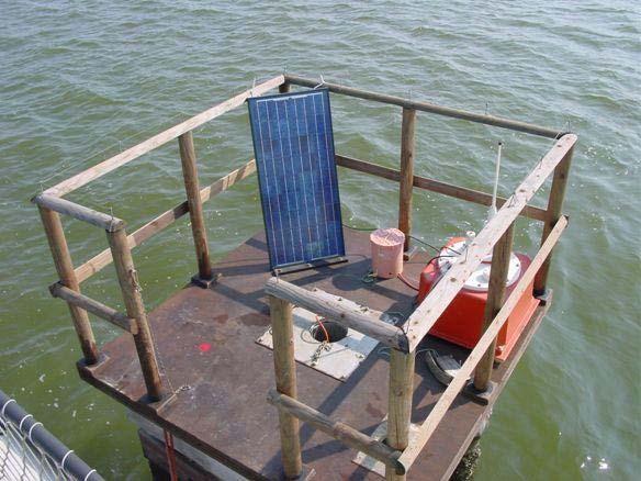 Stazione di monitoraggio tipo Alloggiamento apparecchiature su piattaforma di legno Pannello fotovoltaico Modulo di trasmissione Mareografo Modulo di controllo Sonda multiparametrica Correntometro Le