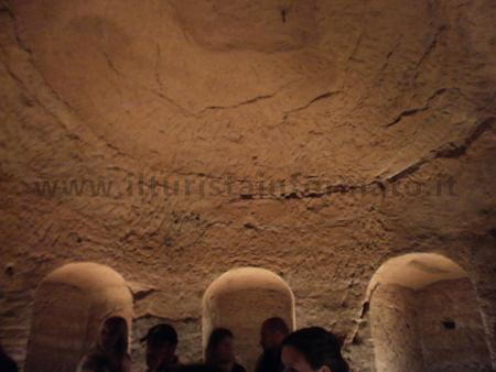 La cupola e le nicchie della Grotta della Contradina Quindi se vedi un annuncio di una casa con grotta, si tratta di una di queste grotte tufacee.