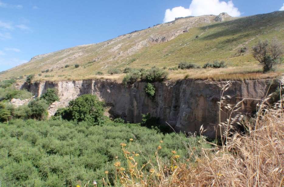 Affioramenti ignimbritici (tufo grigio campano) diffusi lungo le aree