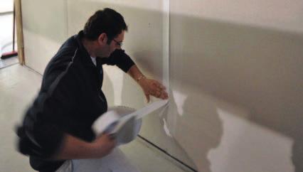 Applicazione dell adesivo su IsolGypsum Dopo aver verificato che il supporto sia idoneo e sufficientemente promotore di adesione applicare un adesivo preferibilmente a base gesso lungo strisce con