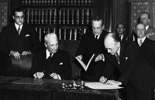 LA COSTITUZIONE ITALIANA 27 dicembre 1947: il presidente dell Assemblea costituente Umberto Terracini firma il documento davanti al presidente della Repubblica Enrico de Nicola l idea di costituzione