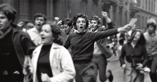 1968: CONTESTAZIONE GLOBALE l Italia degli anni Sessanta sintomi di insofferenza verso la società dei padri nuovi fermenti sociali protagonismo studentesco e contestazione al sistema tra