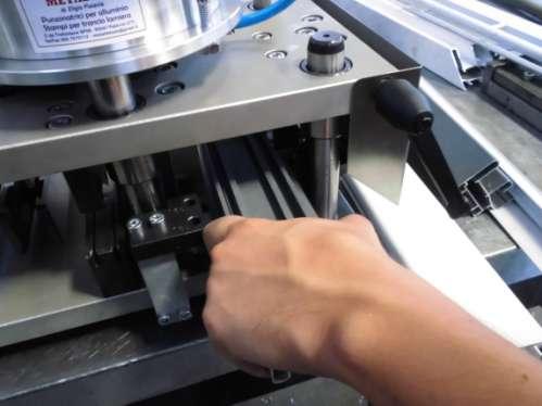 Costruzione riparazione - assistenza Punzonatrici per alluminio Stampi per trancio lamiera Macchinari custom per la produzione in serie Contrada Tre Fontane SP 58 SN-95047-Paternò -CT Tel.