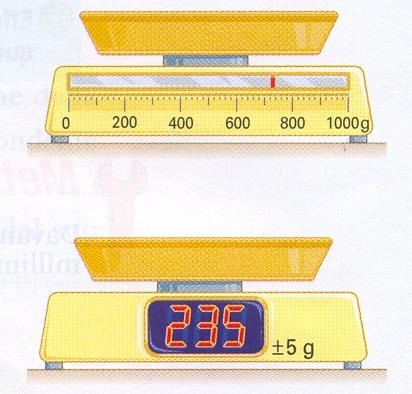 In figura sono riportate due bilance per la misurazione della massa, la prima analogica e la seconda digitale.