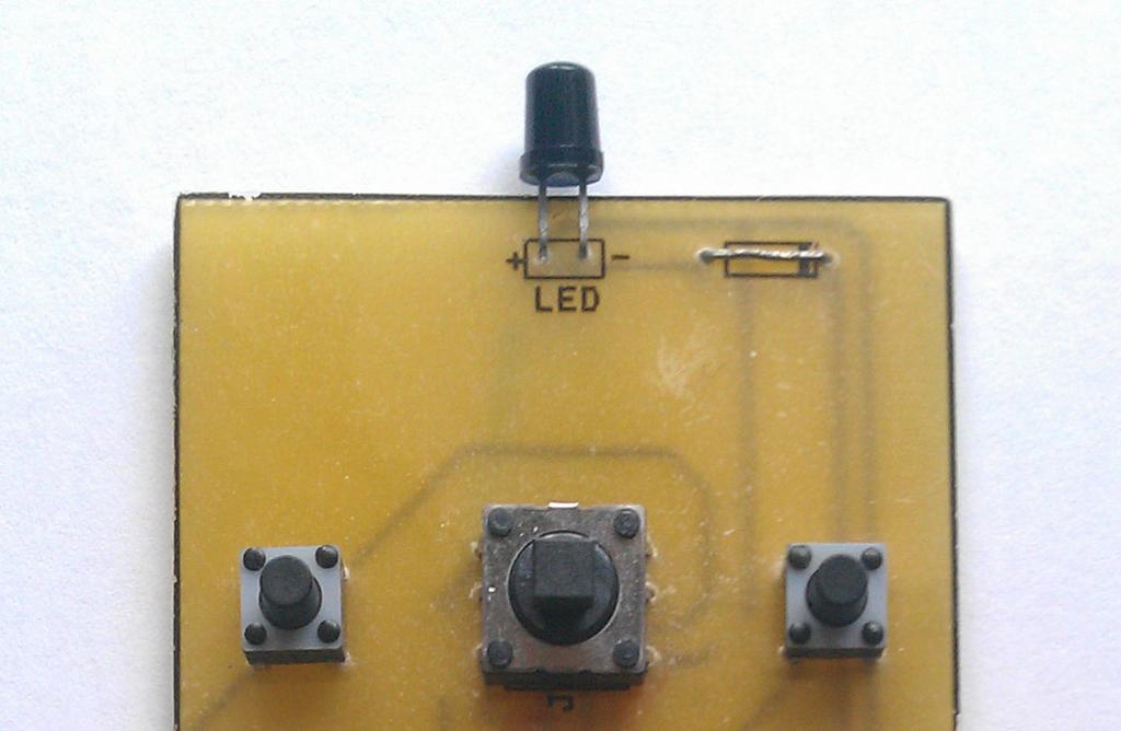 Telecomando: Tramite un Telecomando ad IR (Infrarossi) (fig.5) ed un Ricevitore ad IR (fig.2) è possibile inviare 6 differenti segnali digitali al DidaRobot.