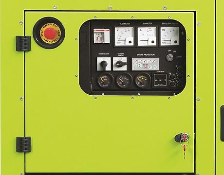 Alta temperatura motore Guasto a terra PROTEZIONI CON ARRESTO Basso livello carburante Avaria carica della batteria Bassa pressione olio Alta temperatura motore Protezione magnetotermica: III poles