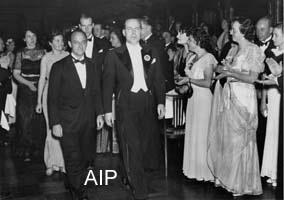 1933, E. Fermi chiama questa particella neutrino e formula la teoria dei decadimenti deboli.