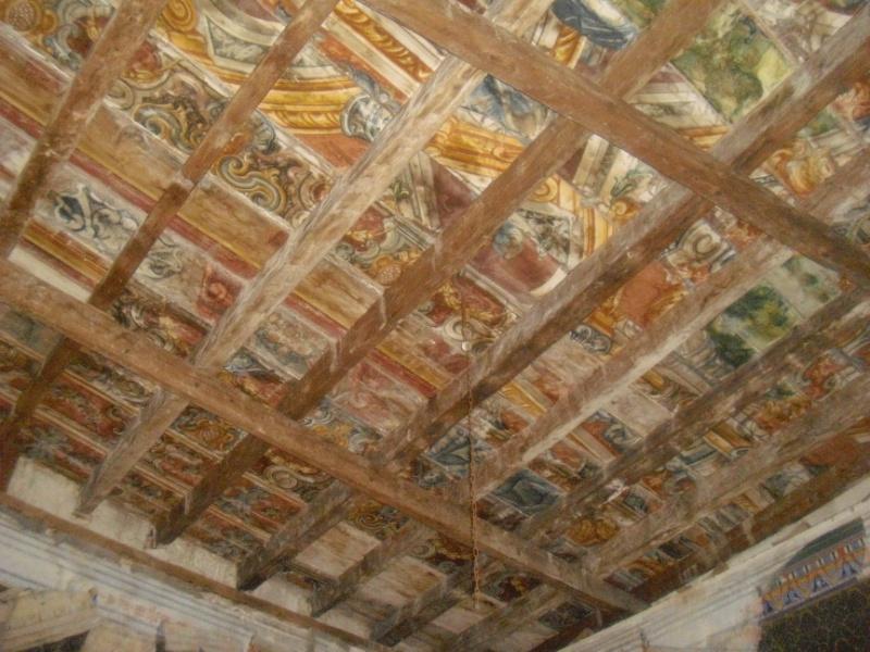 COMUNE DI MONOPOLI Palazzo Martinelli SECONDO Solaio a superficie interamente decorata costituito da un tavolato, da 11 travi secondarie e 2 principali.