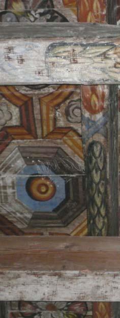 Risulta decorato con motivi geometrico floreali con tecnica a stencil e colori a tempera, eseguita in sito all intradosso del tavolato tra i campi lasciati liberi