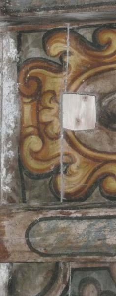 Risulta decorato con motivi geometrico floreali con tecnica a stencil e colori a tempera su preparazione a gesso e colla, eseguita in sito all intradosso del tavolato