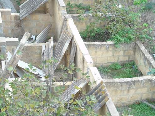 Adiacente al fabbricato più grande vi è una cava, nella quale sono visibili dei box, utilizzati probabilmente dallo Spezia come rifugio del bestiame.