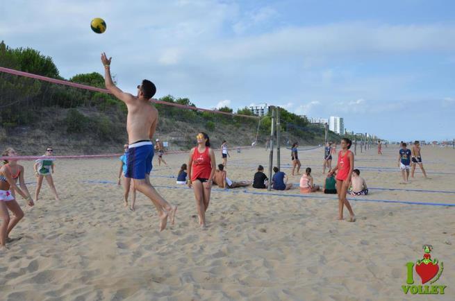 SCUOLA DI PALLAVOLO E BEACH VOLLEY atleti dai 9 ai 16 anni Un allenamento indoor e un allenamento di beach volley nella spiaggia priva del Bella Italia & EFA Village.