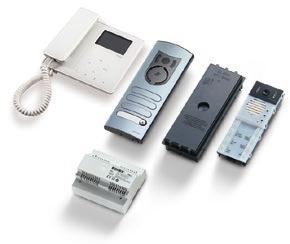 videocitofonico con targa serie 1300, alimentatore e videocitofono serie TAB. Per sistema Due Fili.