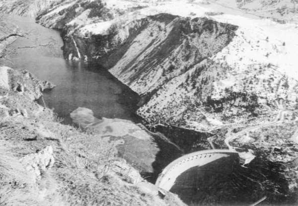 Nel novembre del 1960 in sponda sinistra, 500 m a monte della diga, cade una frana