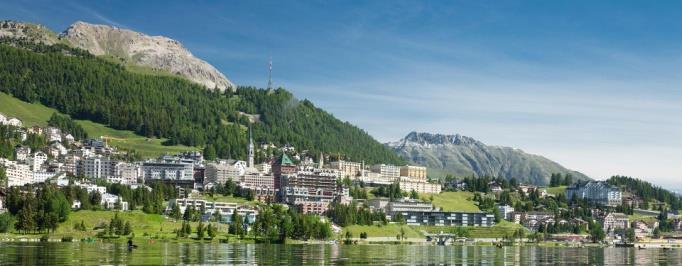esclusiva, situata al centro del magnifico paesaggio dei laghi engadinesi. Pranzo in un ristorante a St. Moritz. Nel pomeriggio partenza con il Trenino Rosso del Bernina da St. Moritz a Tirano.