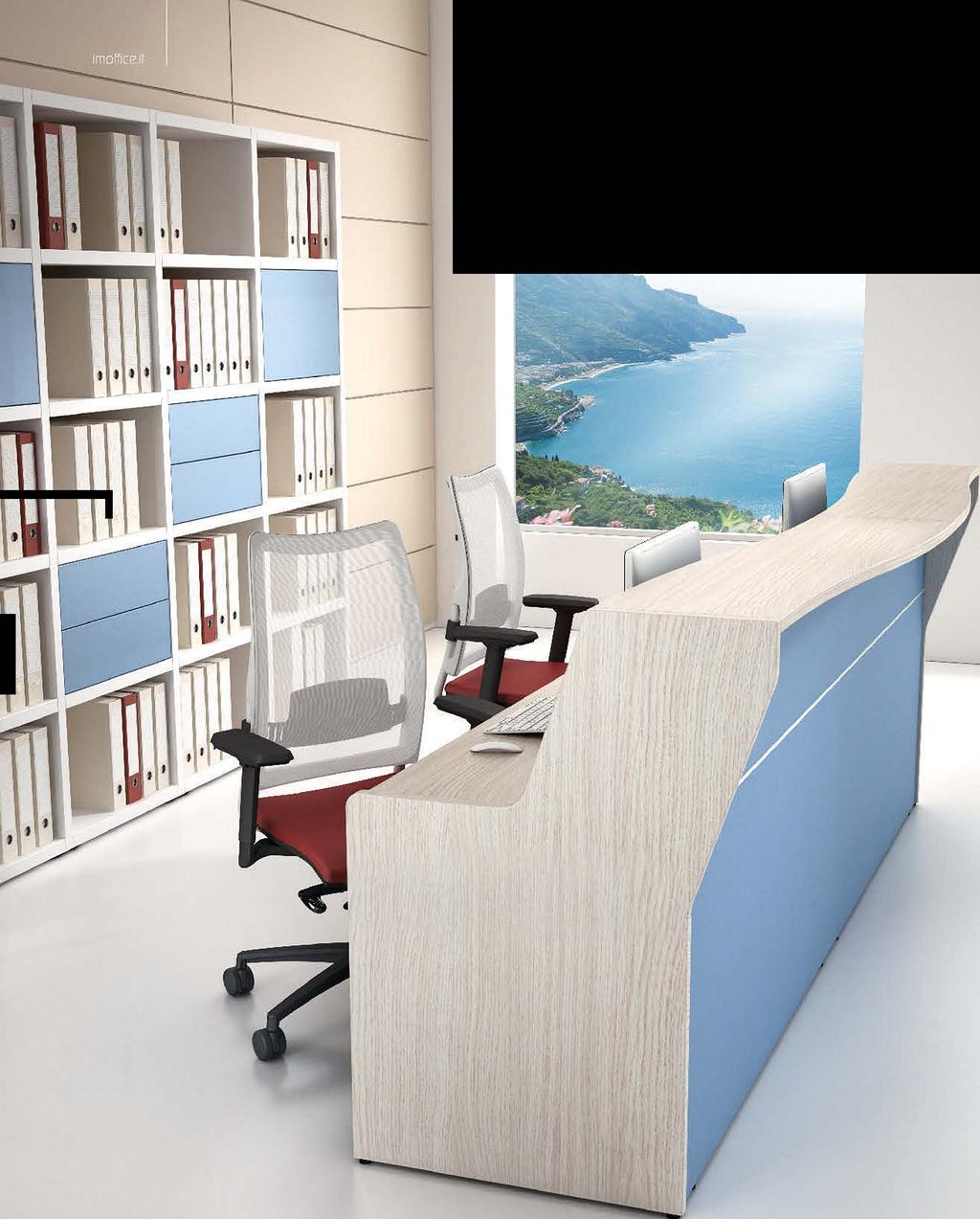 Composizione banco reception con mensola superiore a onda, essenza di colore rovere con frontale di colore blu