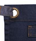 Con cuciture e tessuto jeans a contrasto, il modello propone dettagli funzionali come una tasca di grandi dimensioni applicata e una di servizio. Lavabile a 40 C.