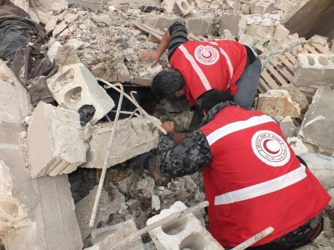 Squadre di soccorso della Kurdish Red Crescent che cercano di evacuare un bambino