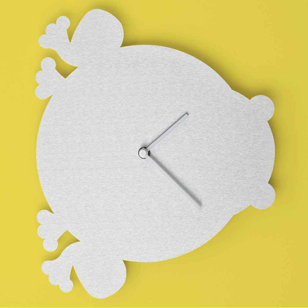 the frog THE FROG è un orologio da parete dal design elegante ma anche divertente, prezioso nei suoi materiali e giocoso nelle forme.