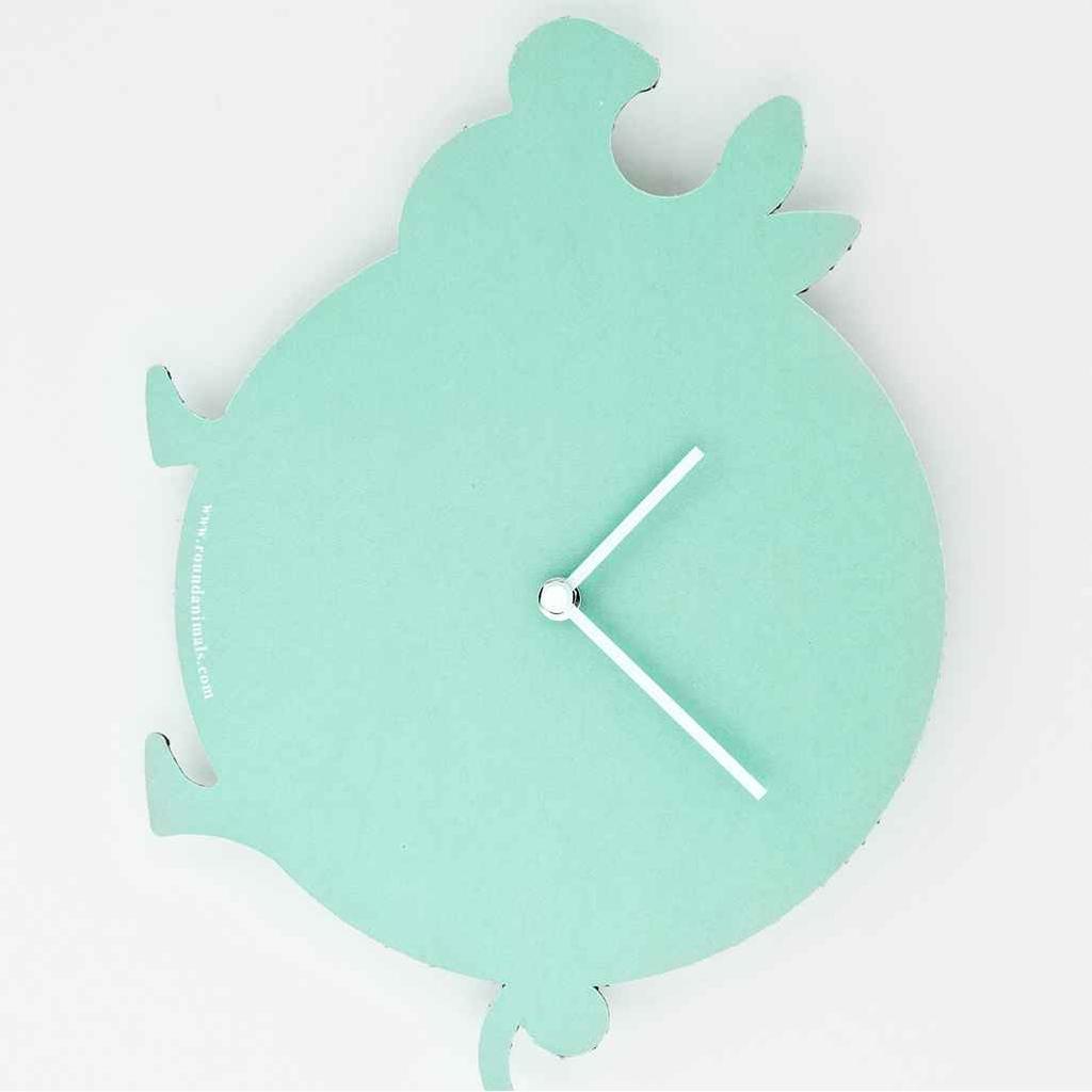 the turquoise pig THE TURQUOISE PIG è un orologio da parete dal design ironico e divertente ed è amico dell'ambiente!