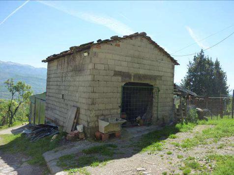 11 I fabbricati incoerenti urbanistico del borgo Edifici estranei al sedime storico del nucleo urbano. Presentano strutture precarie, non concluse, che disturbano l ordine compositivo originale.