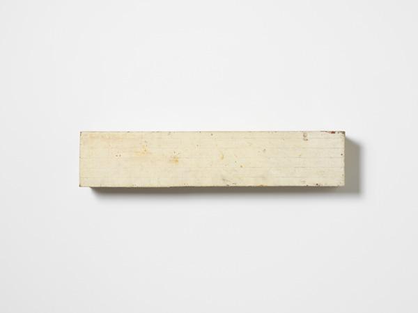 una coerente ricerca artistica. Lawrence Carroll, Untitled, 1985, olio, cera, tela su legno 20,3 96,5 15,2 cm. Museo Cantonale d Arte, Lugano.