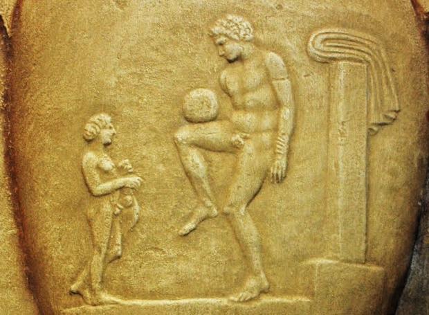 Nell'antica Grecia si diffuse l'episkyros; durante il gioco la palla, colpita con mani o piedi, doveva essere portata nella metà campo altrui e contemporaneamente la squadra avversaria doveva essere