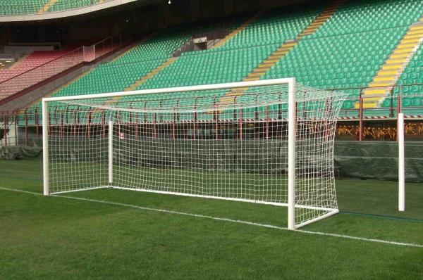 Al centro dei lati più corti sono posizionate le porte, luogo dove deve essere inviato il pallone per fare un punto denominato