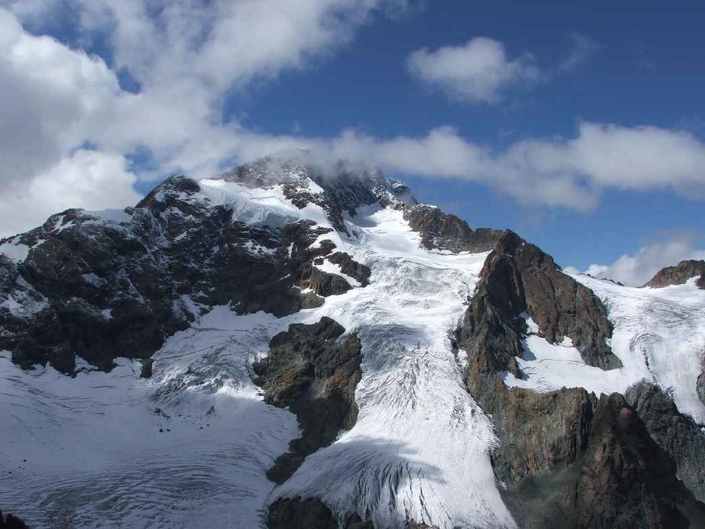 22 luglio 2006 Disgrazia (m 3678) e Monte Pioda (m 3431) Il Disgrazia versante NE, foto scattata, dopo una nevicata, il 13 settembre 2005 dal pizzo Rachele.