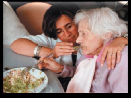 DEMENZA Garantire un ambiente confortevole, familiare nel momento del pasto Se il paziente presenta una deglutizione sicura ed efficace: - offrire «finger food» - liberalizzare la dieta - proporre