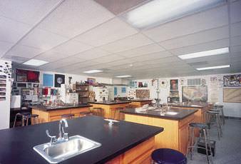 1. Aule-laboratorio disciplinari Le aule sono assegnate in funzione delle discipline, quindi possono essere riprogettate e allestite con un setting funzionale alle specificità della disciplina stessa.