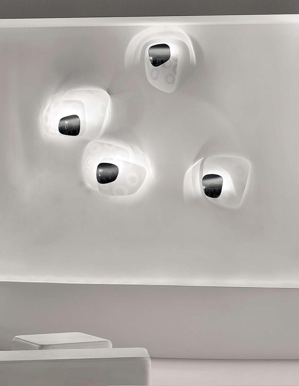 36 Lunae Design Collezione di lampade in vetro bianco lucido con inserti circolari in cristallo o alessandrite.