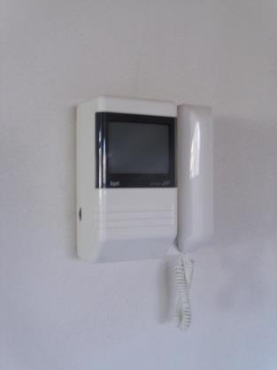 All interno di ogni appartamento è prevista la posa in opera di un derivato interno videocitofonico del tipo da parete con monitor corredato di cornetta citofonica e pulsante per scatto