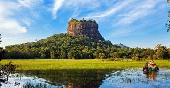 È l itinerario perfetto per scoprire i molti volti dello Sri Lanka, quello più completo per assaggiarne le diversità e le tipicità, notare i cambiamenti nel paesaggio naturale, incontrare il mondo