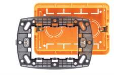 rettangolari in commercio; i supporti e le placche sono disponibili nelle versioni da due, tre, quattro e sette moduli montabili