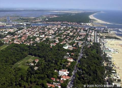 estensione del territorio e la sua pluralità di usi (portuale, turistico, agricolo,