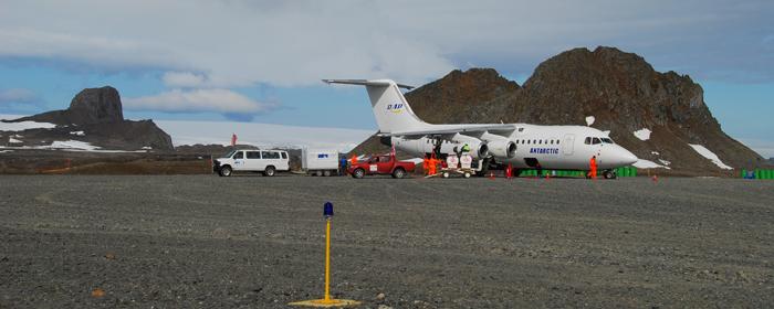 AEROCROCIERA IN ANTARTIDE - ANTARCTICA EXPRESS - PARTENZA 29 NOVEMBRE 2017 Esperienza antartica in volo e in navigazione Questa proposta prevede la partenza da Ushuaia in navigazione attraverso il