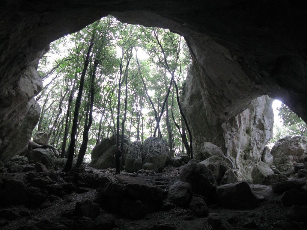 Lasceremo poi la strada per entrare nel bosco e, su sentiero, raggiungeremo infine la Grotta Pollera, meta finale della nostra