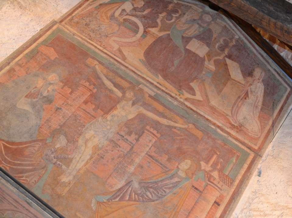 Nel centro una crocifissione e un annunciazione con figura dominante del Cristo pantocratore.