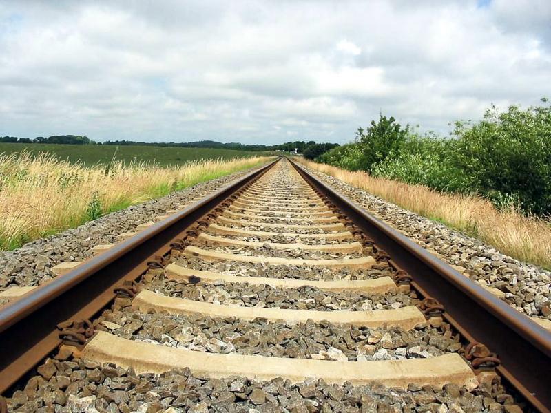 I cartelli posti collocati lungo le sedi ferroviarie, quando siano visibili dalla strada, sono soggetti alla autorizzazione dell'ente Ferrovie dello Stato, previo nulla osta dell'ente proprietario
