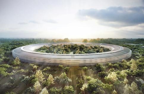 Il nuovo quartier generale della Apple presenta una pianta circolare, pareti di vetro per dare luce e continuità con l ambiente naturale, corridoi e sale pensate per favorire l incontro fra persone e