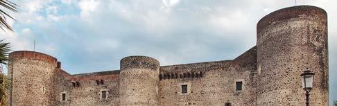 Voluto da Federico II di Svevia, il Castello viene completato nel 1250 sul progetto dell architetto Riccardo da Lentini. Il mastio si ergeva su un piccolo promontorio circondato dall acqua del mare.