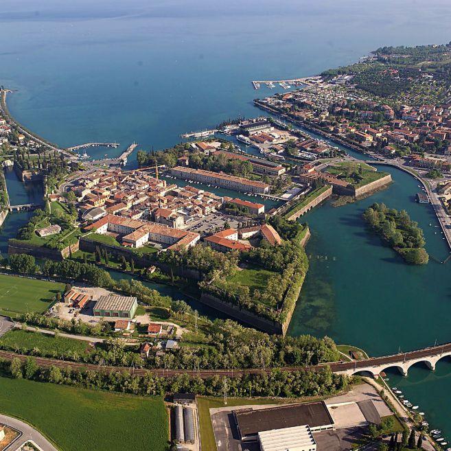 Proposte Turistiche Peschiera del Garda Fondamentalmente Peschiera è un paese di lago ed il turista che si ferma qui ha tutti gli sport d'acqua a di-sposizione, barca a vela, sci d'acqua,