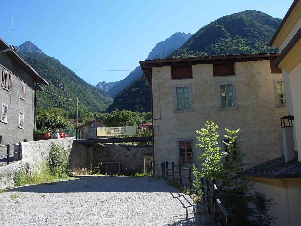 e piano seminterrato Presenza di lampioni lungo la strada Aggregazione