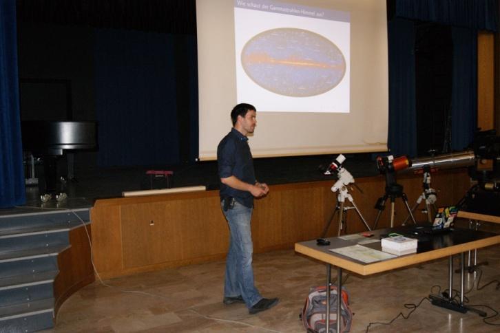 " (in inglese) Felix in alcuni momenti della sua conferenza, dove ha parlato dell astronomia dei raggi gamma, una branca molto avanzata della moderna scienza del cielo.